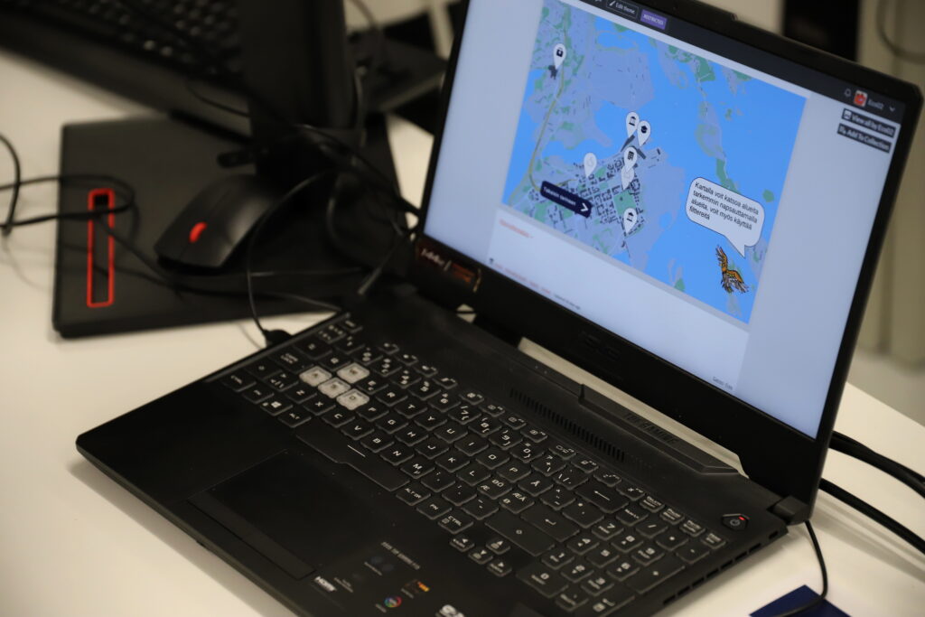 Kuva tietokoneen näytöstä. Näytöllä näkyy opiskelijoiden luoma sovellus, jolla tutustutaan Kotkaan.