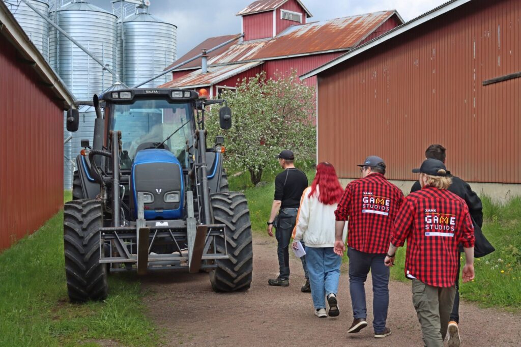 Opiskelijat tutustumassa maatilaan, jonka pohjalta he kehittivät sovelluksen.