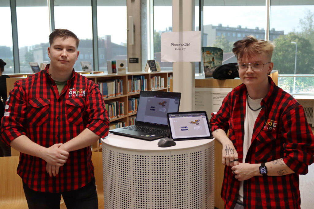 Kaksi opiskelijaa esittelee harjoitteluprojektien lopputuloksia.