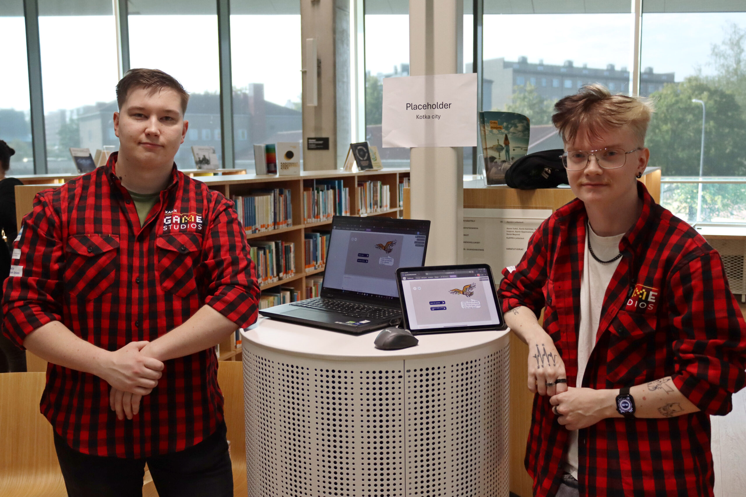 Kaksi opiskelijaa esittelee harjoitteluprojektien lopputuloksia.