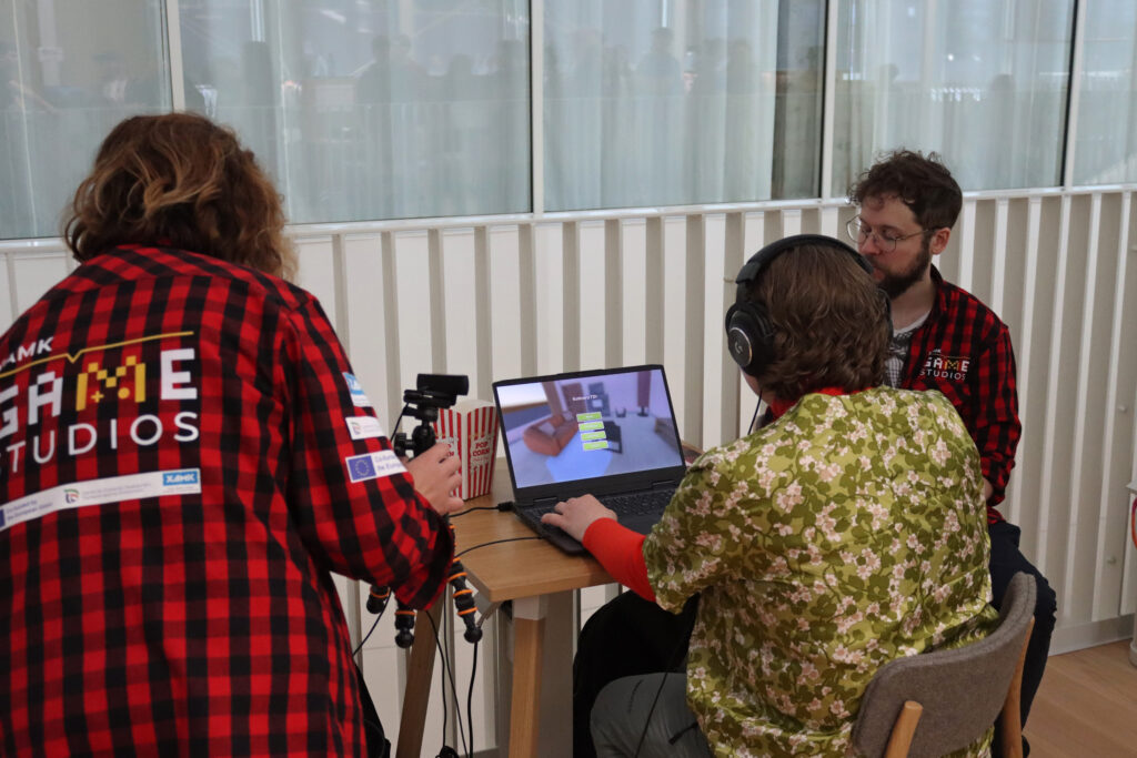 Ihmisiä pelaamassa 72h -selviytymispeliä tietokoneella.