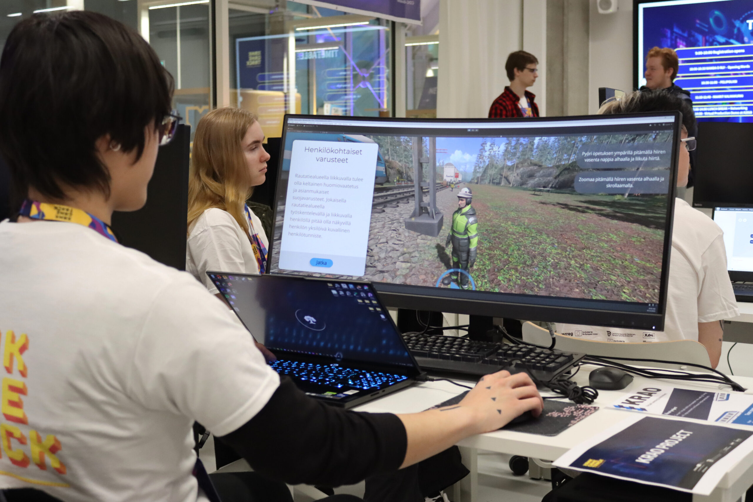 Opiskelija esittelee rautatieympäristöön tutustumiseen tarkoitettua peliä.