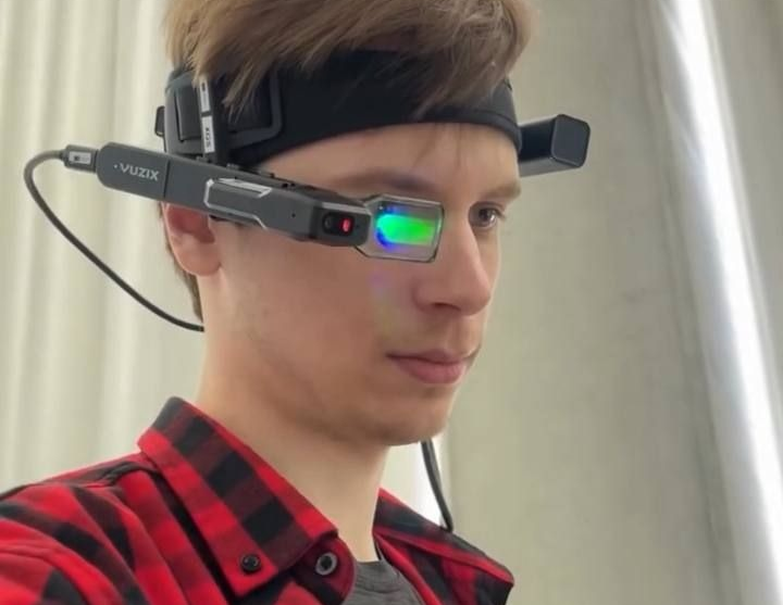 Opiskelija, jolla on päässä AR -lasit.