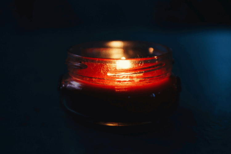 Kynttilä pimeydessä kuva Bri-Tucker-Unsplash