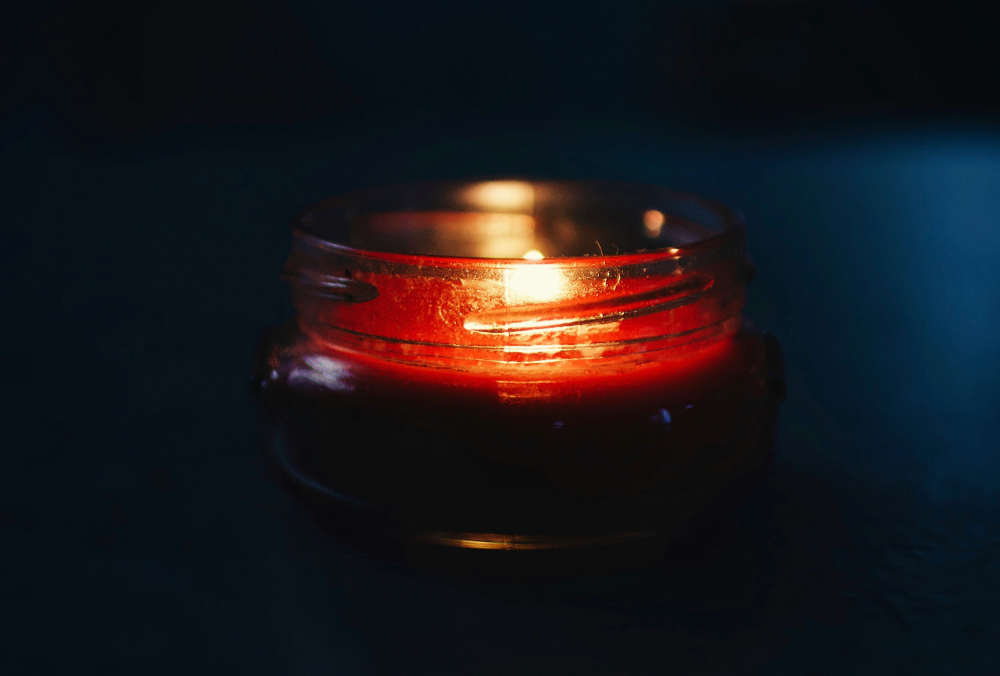 Kynttilä pimeydessä kuva Bri-Tucker-Unsplash